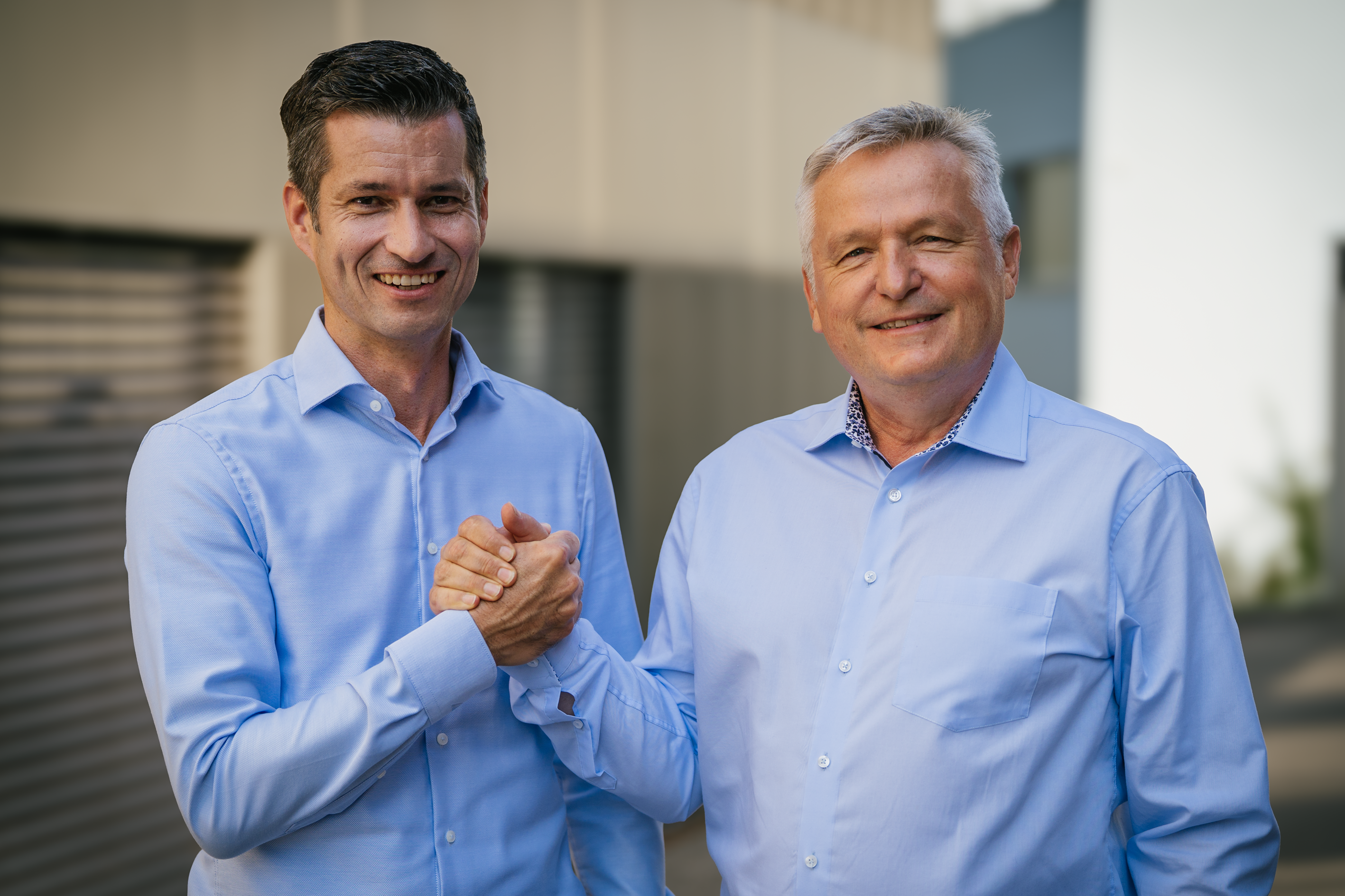 Bruno Hüsser (rechts) übergibt Matthias Lämmli die Geschäftsführung